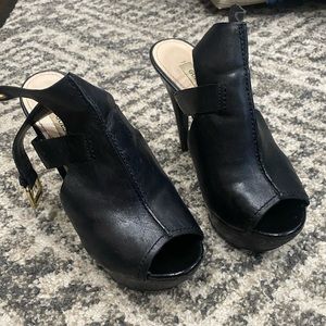 Used size 5 guess heels! Beautiful! Good condition and comfy!
